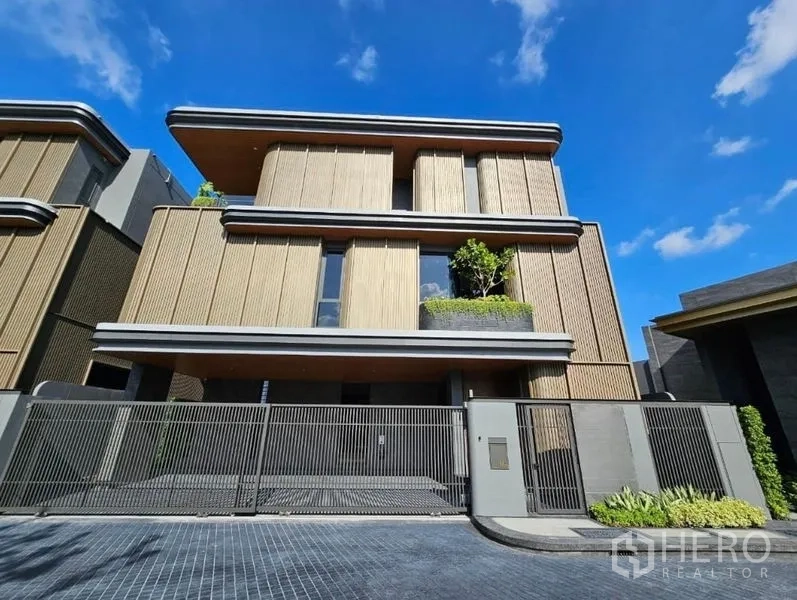 บ้าน ให้เช่าในWang Thonglang, Bangkok - ด้านหน้าบ้านร่วมสมัยหันสู่ถนน พร้อมประตูกว้าง