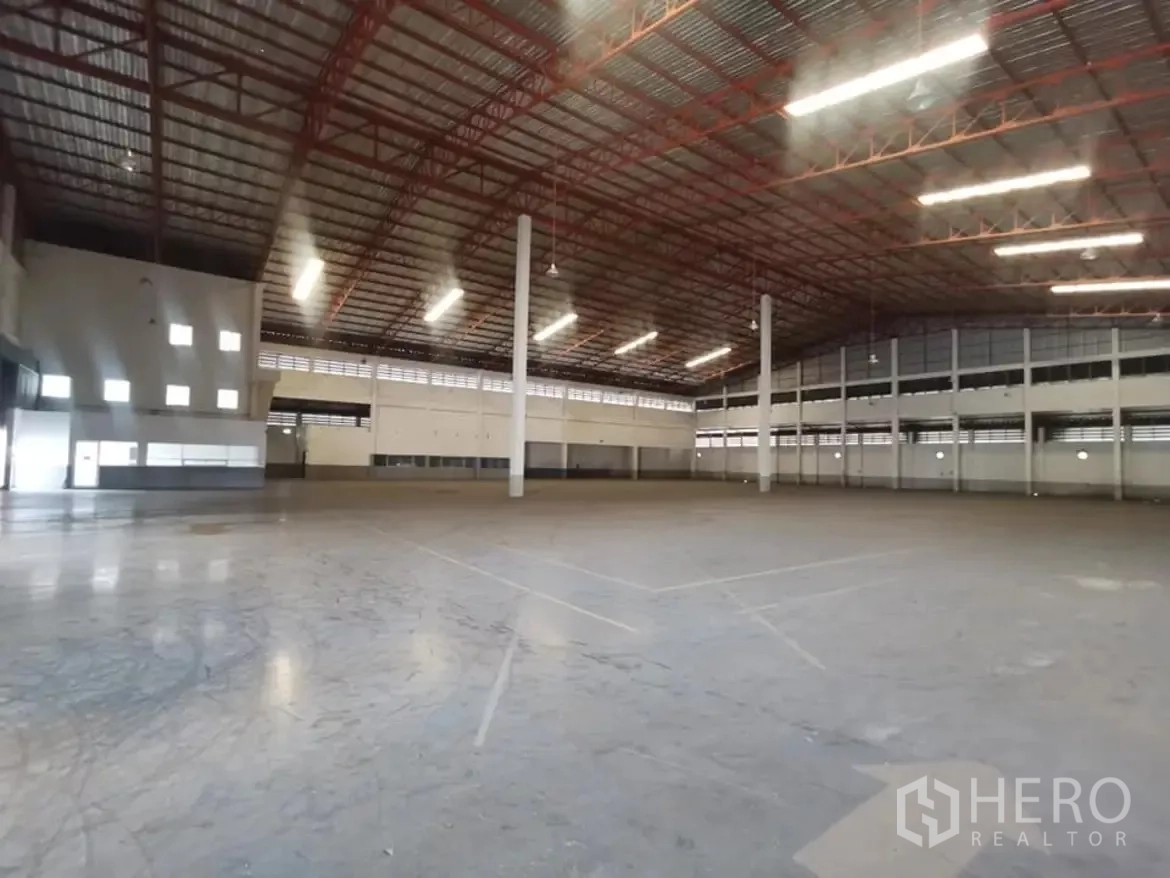 โรงงาน ให้เช่าในKhlong Toei, Bangkok - โกดังความสูงมาก หลังคาช่วงยาว เสารับแรงสีขาว และไฟส่องสว่างทั่วพื้นที่