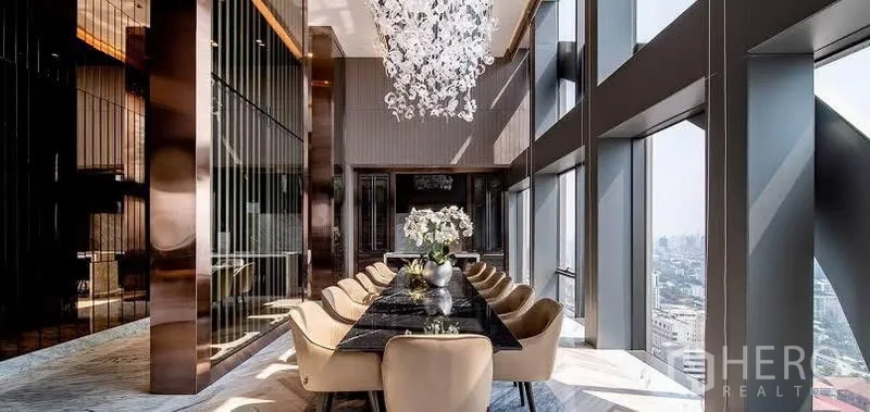 คอนโด ให้เช่าในHuai Khwang, Bangkok - ห้องรับประทานอาหารส่วนตัว โต๊ะยาว โคมระย้า และหน้าต่างสูงเต็มบาน