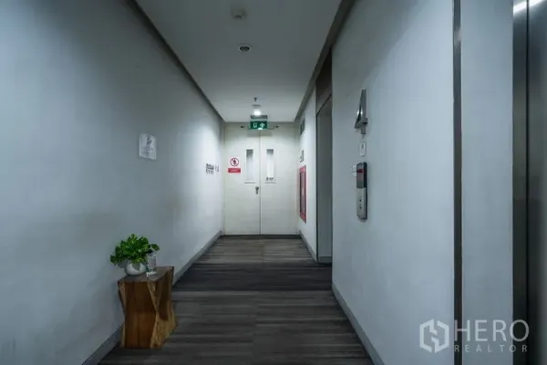 สำนักงาน ให้เช่า - โถงทางเดินอาคารติดลิฟต์พร้อมอุปกรณ์ความปลอดภัยและป้ายทางออก