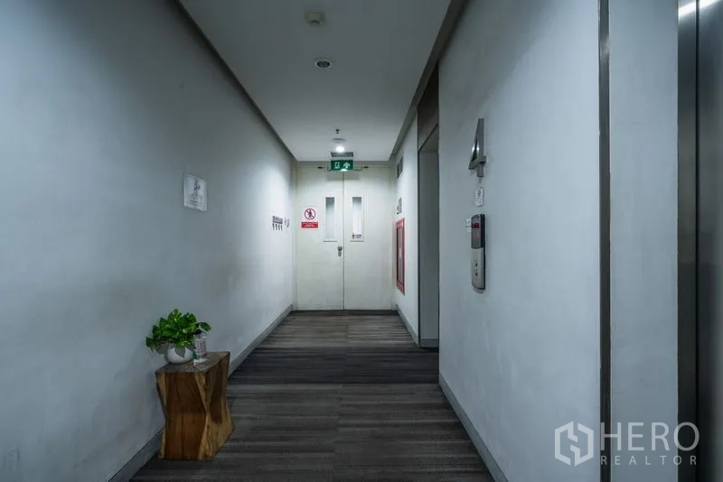 สำนักงาน ให้เช่า - โถงทางเดินอาคารติดลิฟต์พร้อมอุปกรณ์ความปลอดภัยและป้ายทางออก