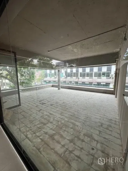 零售空间 出租在Watthana, Bangkok - 双面玻璃的拐角铺面，明亮通透，城市街景可见