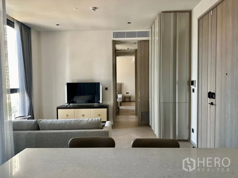 公寓 出租 - 从厨房望向客厅的视角，电视柜与内置收纳