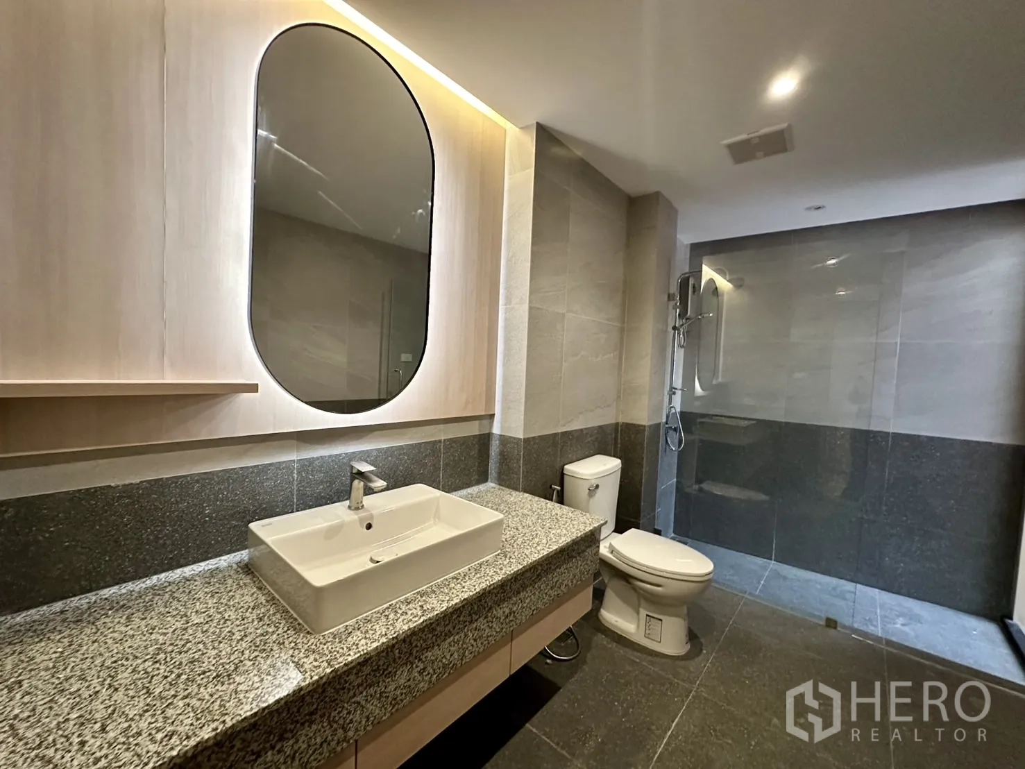 带办公室的家 出租在Phra Khanong, Bangkok - 宽敞浴室，花岗岩台面、大镜与玻璃淋浴间。