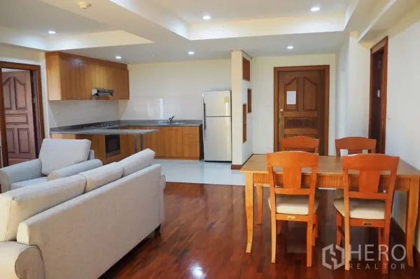 Condominium for rent in Pathum Wan, Bangkok - Dining area beside the living room and open kitchen with recessed lighting