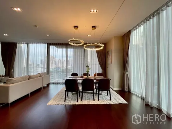 คอนโด ให้เช่าในWatthana, Bangkok - พื้นที่รับประทานอาหารมุมอาคาร กระจกเต็มบานรอบด้าน และโคมไฟทรงวงคู่