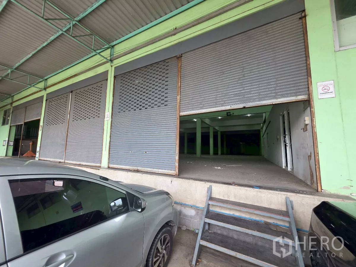 คลังสินค้า ให้เช่าในBang Khun Thian, Bangkok - ท่าโหลดยกระดับพร้อมประตูม้วนหลายช่อง มีหลังคาคลุม รองรับรถบรรทุก