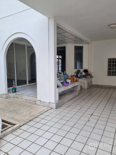 บ้าน ให้เช่าหรือขายในSathon, Bangkok - พื้นที่กึ่งเอ๊าต์ดอร์มีซุ้มโค้ง ปูกระเบื้อง และที่นั่งก่อ