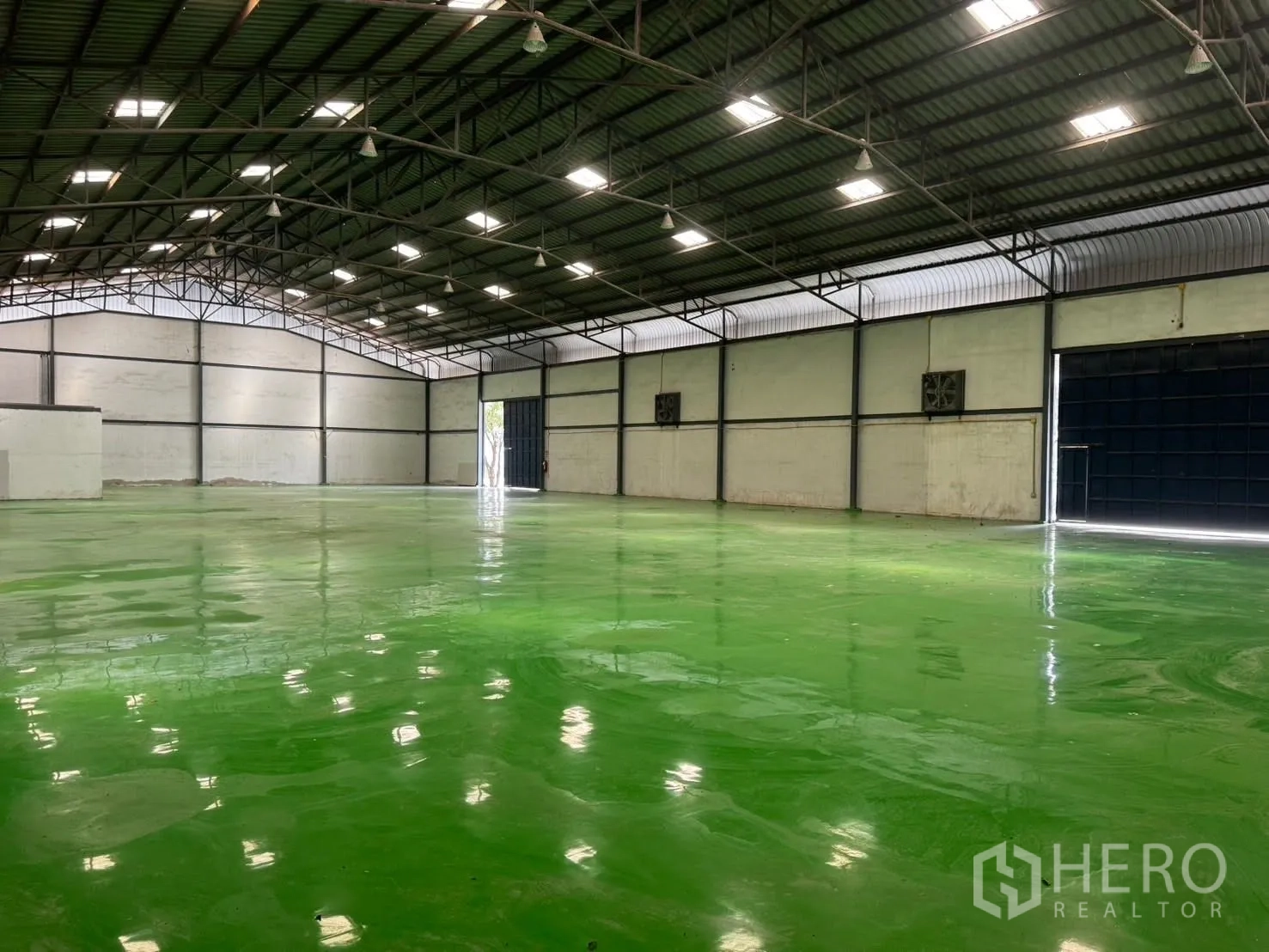 Factory for rent in Bang Phli, Samut Prakan - Wide interior of the factory with high ceiling, green epoxy floor, and large doors.
