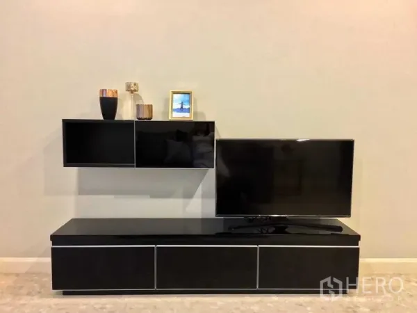 คอนโด ให้เช่าในKhlong Toei, Bangkok - ผนังทีวีพร้อมตู้สีดำ ชั้นลอย และโทรทัศน์จอแบน