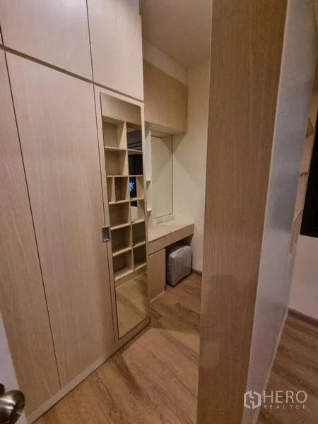 Townhouse for rent - Walk-in closet corridor with tall wardrobes, mirrored door and a dressing table.