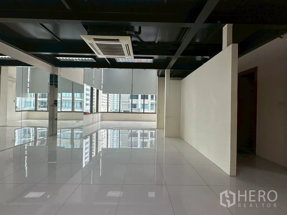 สำนักงาน ให้เช่าในKhlong Toei, Bangkok - ห้องโล่งพร้อมแอร์แบบคาสเซ็ต กระจกเงาและม่านบังแสง