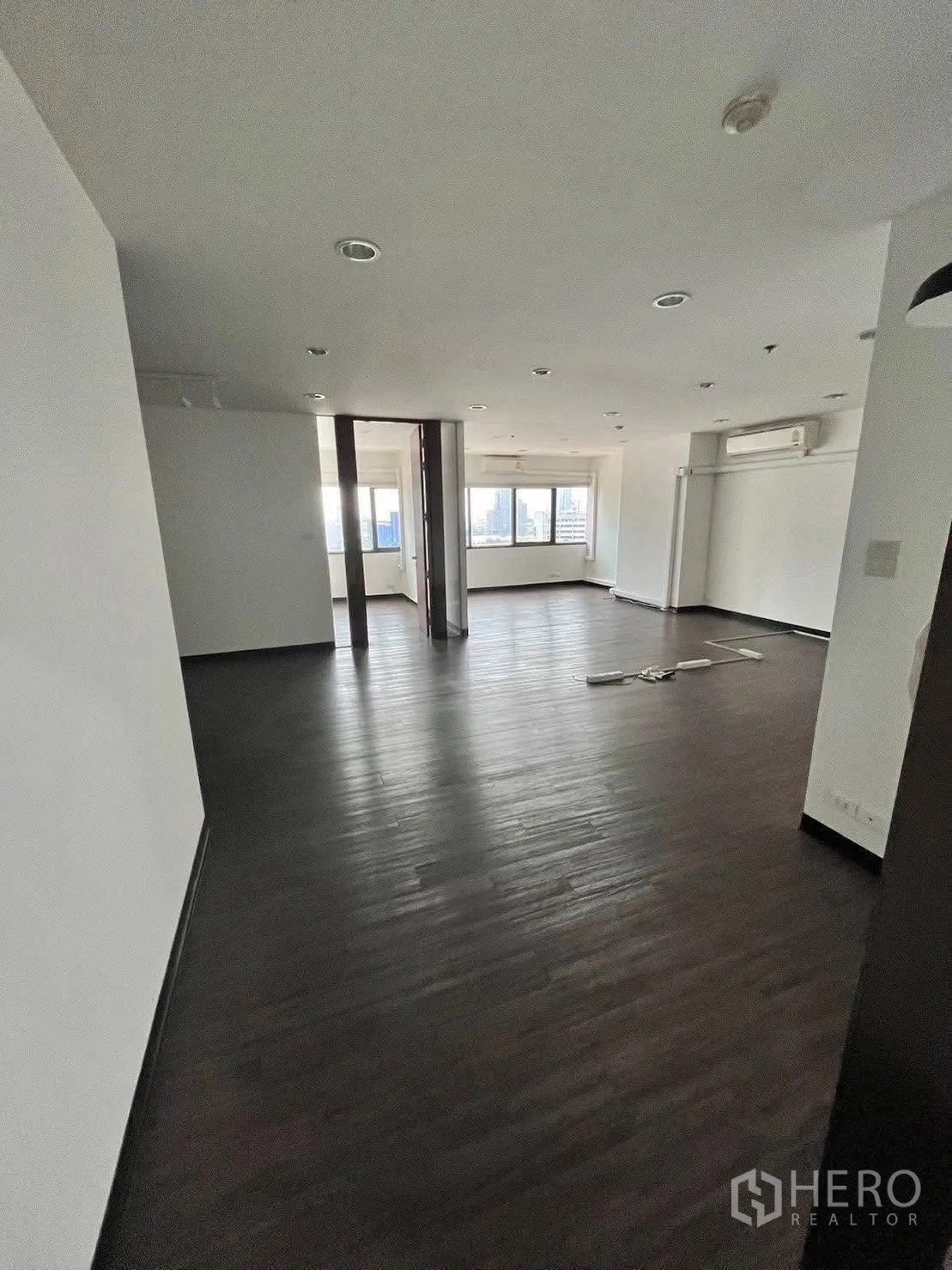 ออฟฟิศ for rent in Watthana, Bangkok - พื้นที่สำนักงานกว้าง ไฟเพดานและแผงกั้น พร้อมหน้าต่างมองวิวเมือง.