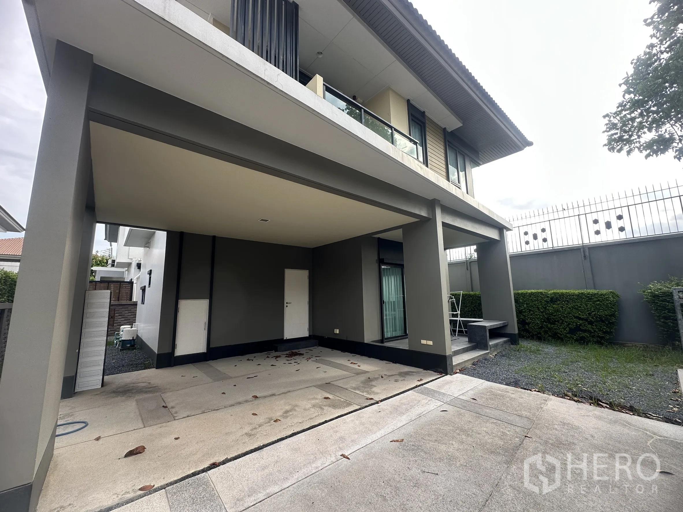 独栋房屋 for rent or sale in Lam Luk Ka, Pathum Thani - 有顶车位与车道，旁有易打理小花园。