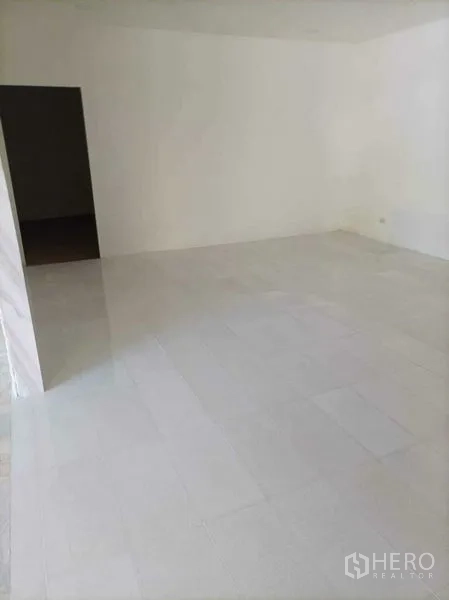 พื้นที่ขายปลีก ให้เช่าในPrawet, Bangkok - ห้องด้านหลังปูกระเบื้องสีขาว โล่งสะอาด เหมาะเป็นสต็อกหรือออฟฟิศ