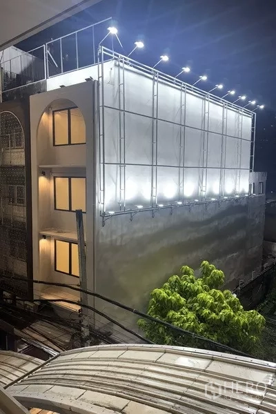 อาคารพาณิชย์ ให้เช่า - ภาพภายนอกเวลากลางคืนของอาคารพาณิชย์ 4.5 ชั้น รีโนเวทใหม่ มีโครงป้ายไฟ ใกล้ BTS ปุณณวิถี เขตพระโขนง กรุงเทพฯ