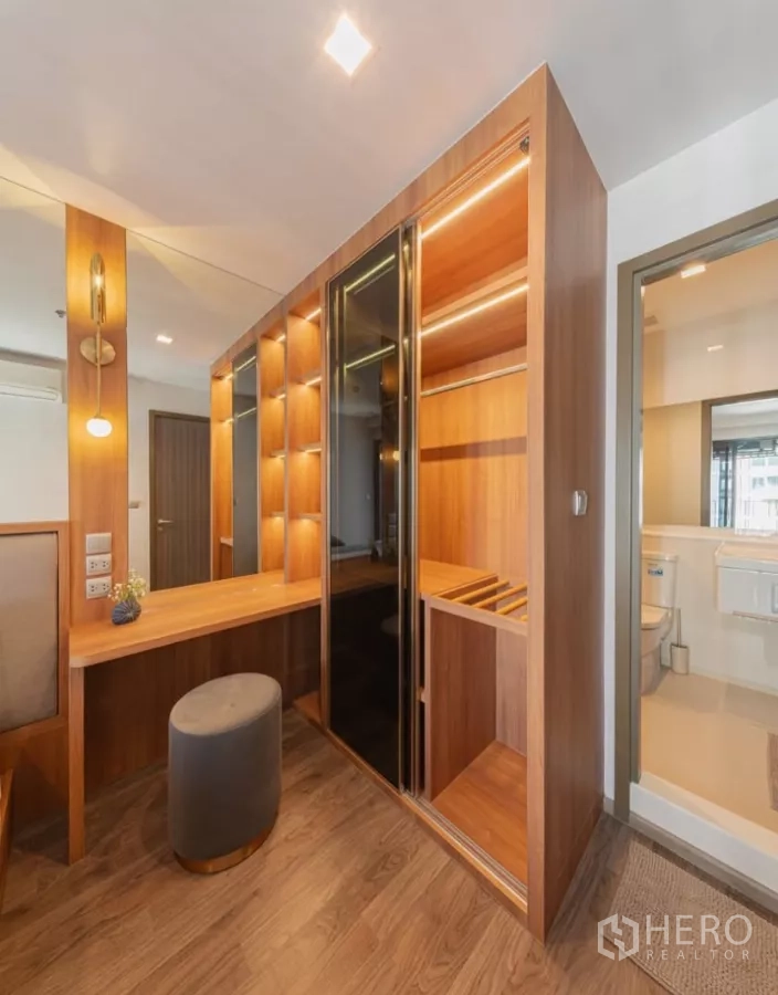 คอนโด ให้เช่าในChatuchak, Bangkok - ตู้เสื้อผ้าแบบวอล์กอินบานเลื่อนและโซนแต่งตัวติดกับห้องน้ำ
