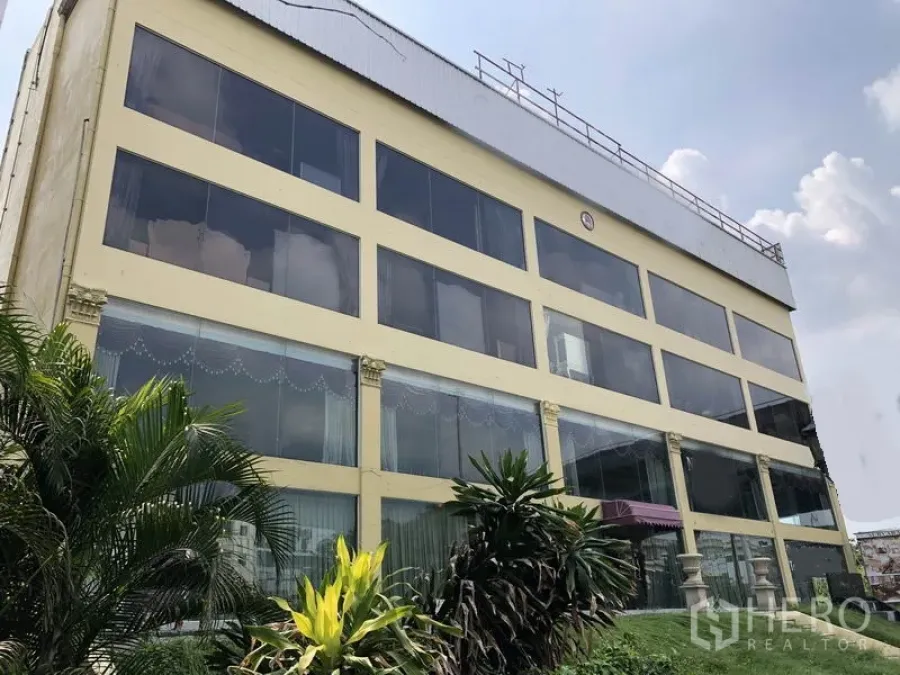 สำนักงานที่บ้าน ให้เช่าหรือขายในHuai Khwang, Bangkok - อาคารโฮมออฟฟิศหลายชั้น หน้ากระจกเต็มบาน พร้อมสวนด้านหน้า ในเขตห้วยขวาง กรุงเทพฯ