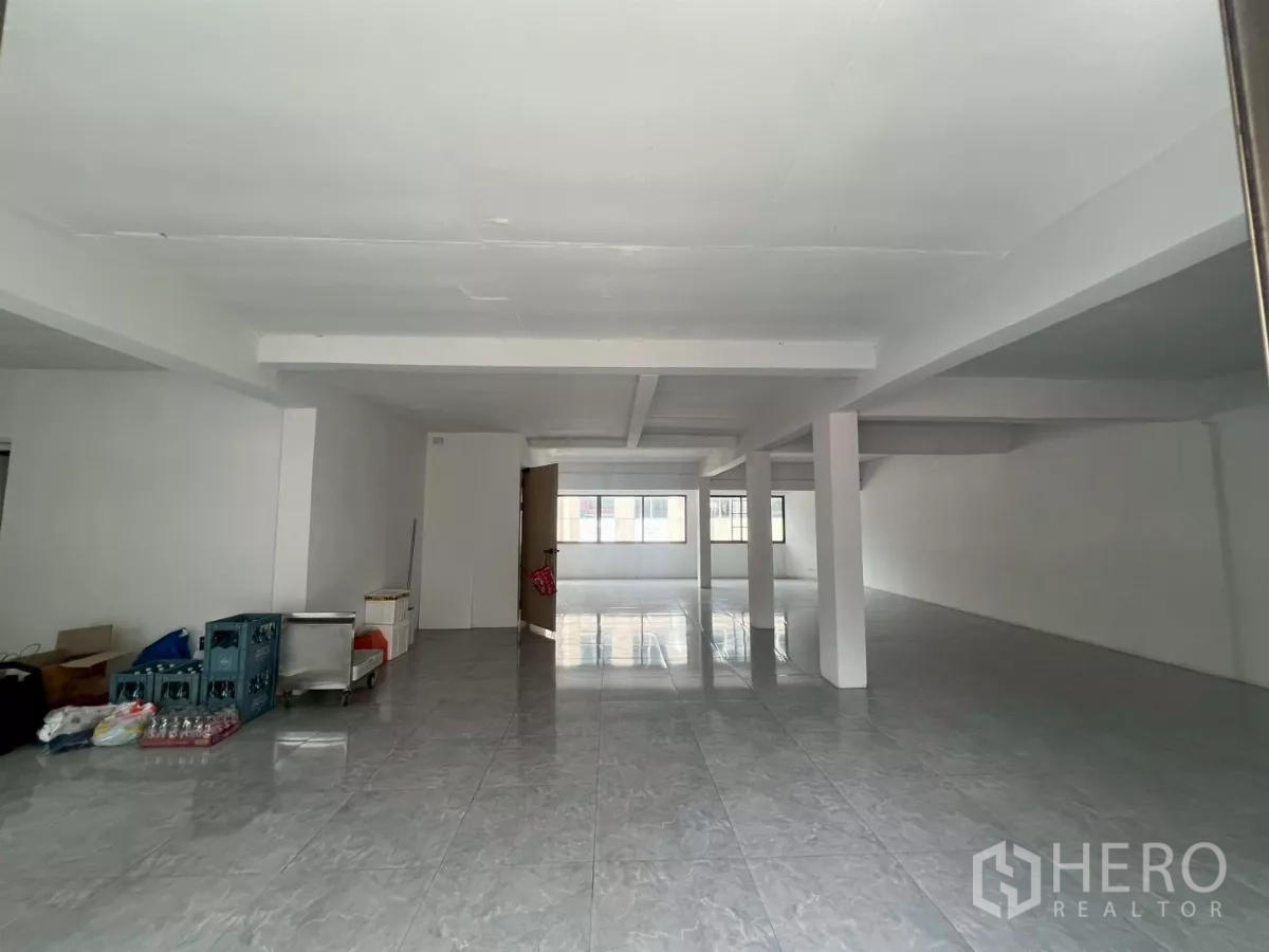 零售空间 出租在Pathum Wan, Bangkok - 纵深开放大厅，承重柱与地砖，便于规划