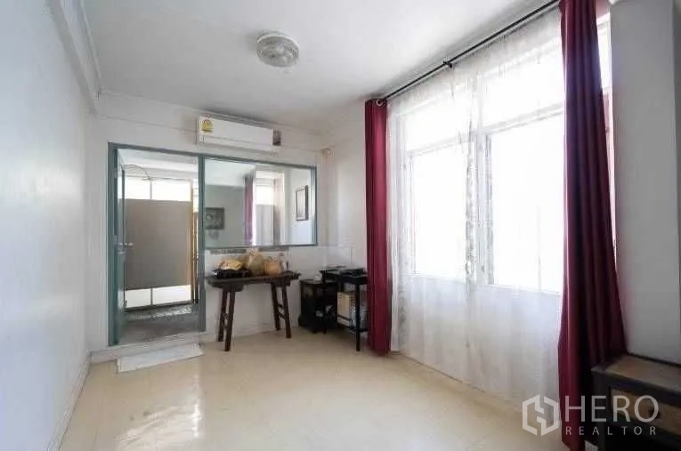 บ้าน ให้เช่าในKhlong Toei, Bangkok - ห้องสว่างหน้าต่างบานใหญ่ แอร์ และประตูเชื่อมห้องน้ำ