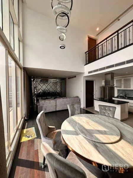 คอนโด ให้เช่าหรือขาย - พื้นที่รับประทานอาหารสว่างไสว เพดานสูงสองชั้นและครัวแบบเปิด