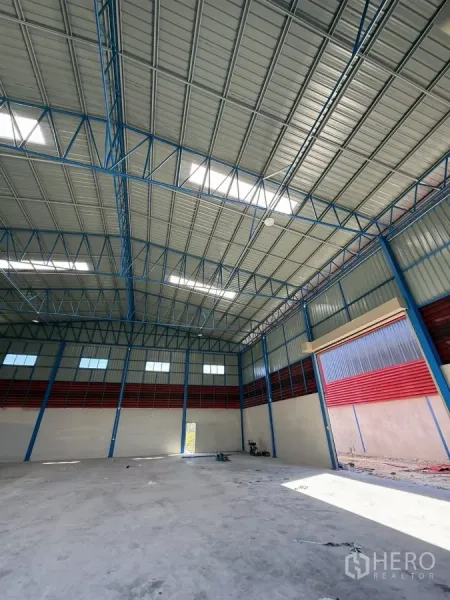 คลังสินค้า ให้เช่าในLam Luk Ka, Pathum Thani - ฮอลล์หลังคาสูง พื้นคอนกรีต ประตูม้วนด้านขวาเปิดรับแสง