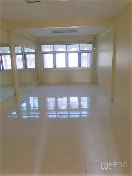 พื้นที่ขายปลีก ให้เช่าในKhlong Toei, Bangkok - ห้องโถงโล่งปูกระเบื้องสีขาว ผนังกระจกเงา และหน้าต่างกว้างรับแสง