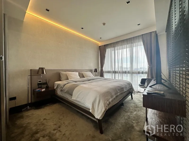 คอนโด ขายในWatthana, Bangkok - ห้องนอนที่สอง เตียงคิง ไฟซ่อน และหน้าต่างผ้าม่านบานใหญ่