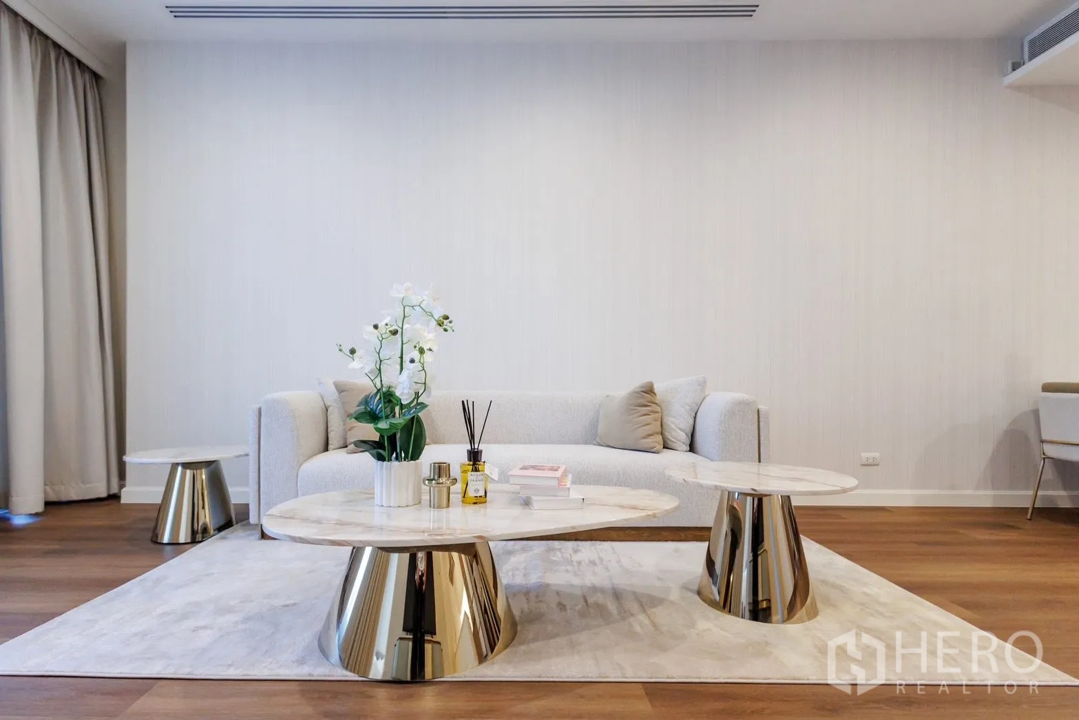 公寓 for rent or sale in Pathum Wan, Bangkok - 沙发与三张大理石茶几。
