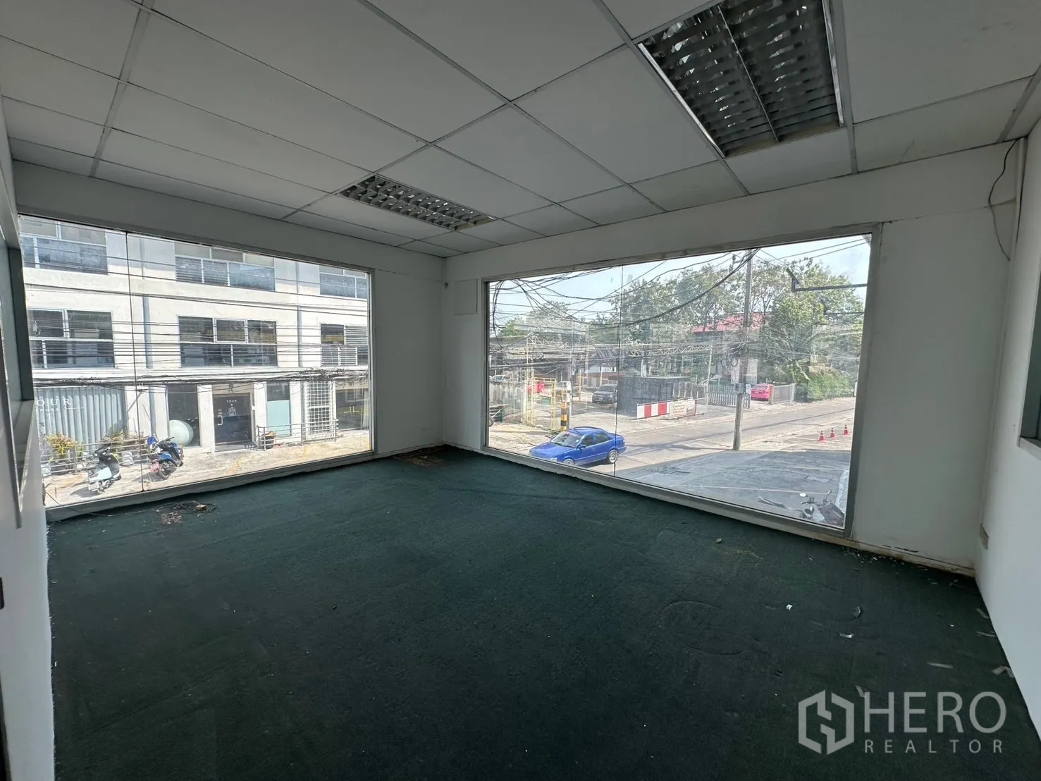 Warehouse for rent in Suan Luang, Bangkok - Bright office room with large windows on two sides facing the road.