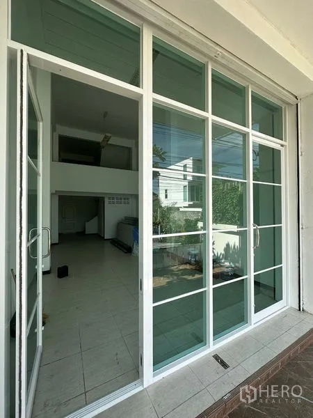 Home Office for rent in Phra Khanong, Bangkok - Close-up of the sliding glass entrance doors opening to the lobby.