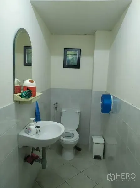 สำนักงานที่บ้าน ให้เช่าในYan Nawa, Bangkok - ห้องน้ำขนาดกะทัดรัดพร้อมโถสุขภัณฑ์ อ่างล้างมือ กระจก ผนังกระเบื้องสีอ่อน
