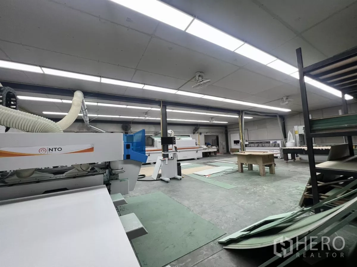 คลังสินค้า ให้เช่าหรือขายในLat Krabang, Bangkok - พื้นที่เวิร์กช็อป มีเครื่องจักรอุตสาหกรรม ไฟฟลูออเรสเซนต์ยาว และโต๊ะทำงาน