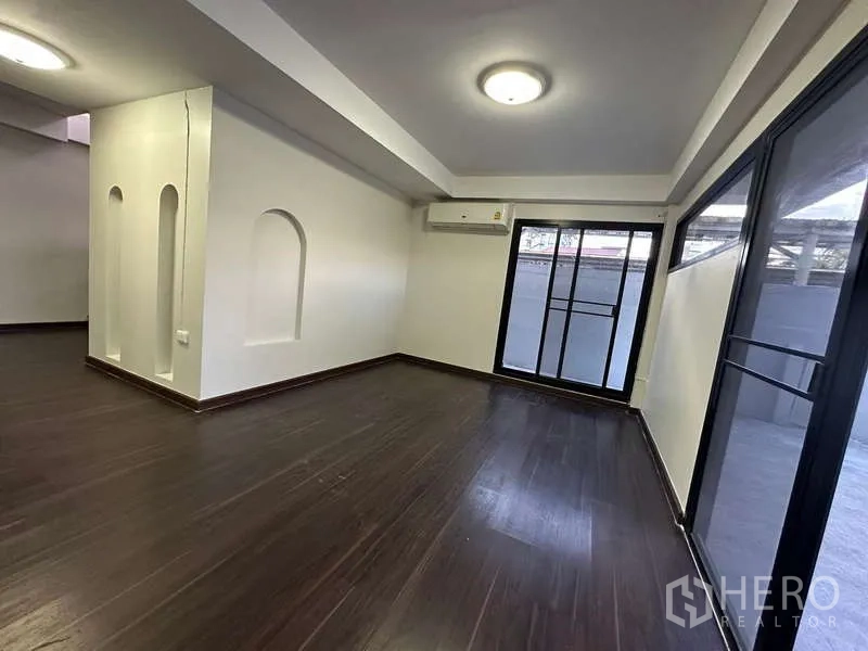 สำนักงานที่บ้าน ให้เช่าในDin Daeng, Bangkok - โซนทำงานอยู่อาศัยสว่าง พื้นไม้เข้ม มีช่องผนังและกระจกบานใหญ่พร้อมประตูเลื่อน