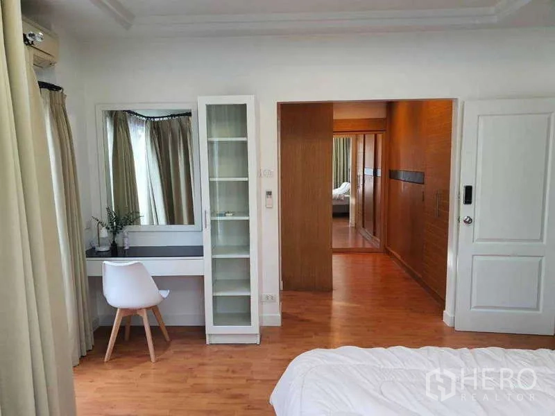 Detached House for rent in Saphan Sung, Bangkok - Primary suite area with vanity desk, glass display cabinet and view to the corridor.