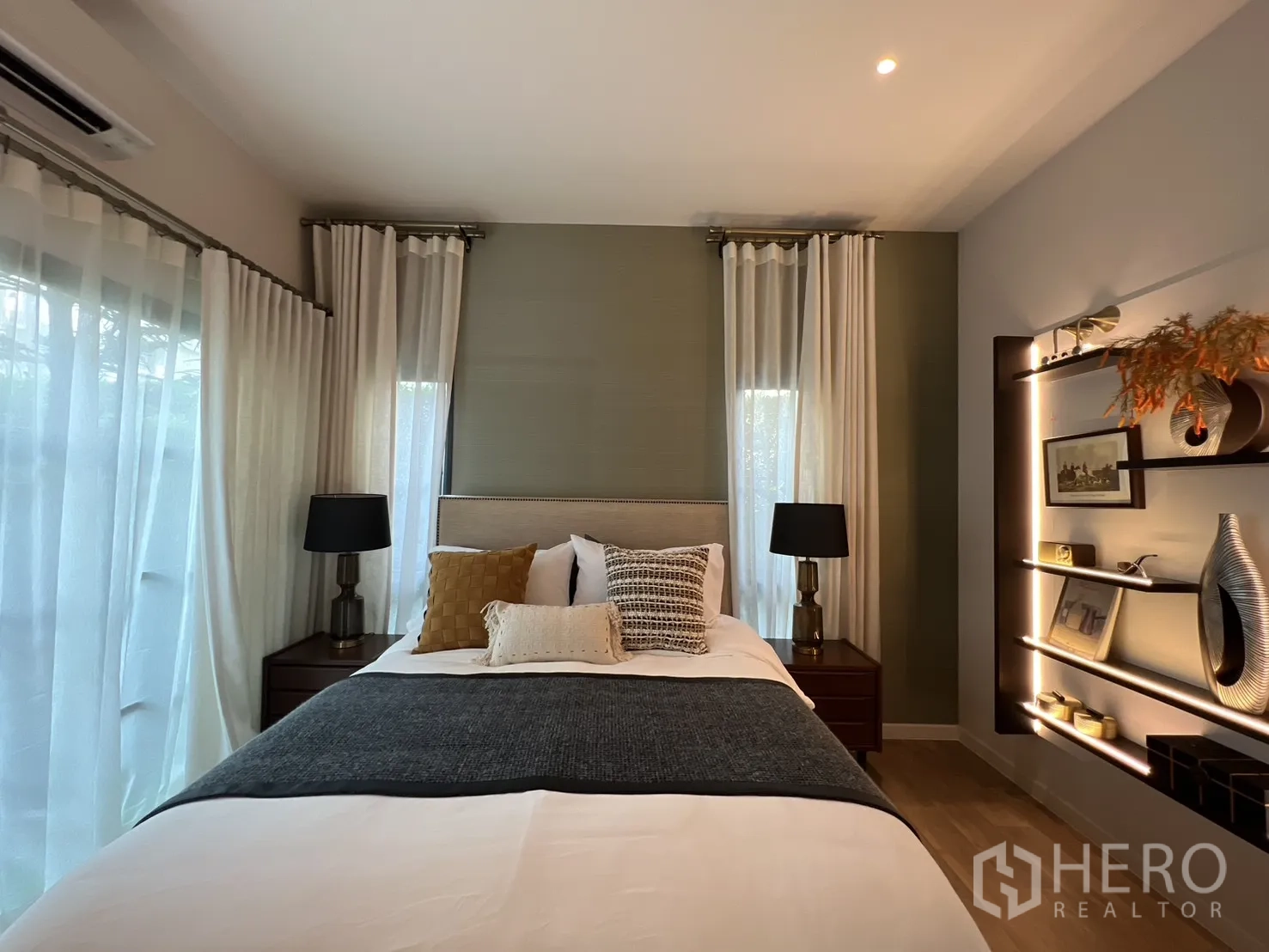 บ้านเดี่ยว for rent in Bang Phli, Samut Prakan - มุมมองห้องนอนเน้นเตียงและชั้นตกแต่งพร้อมไฟ และผ้าม่านหลายชั้น