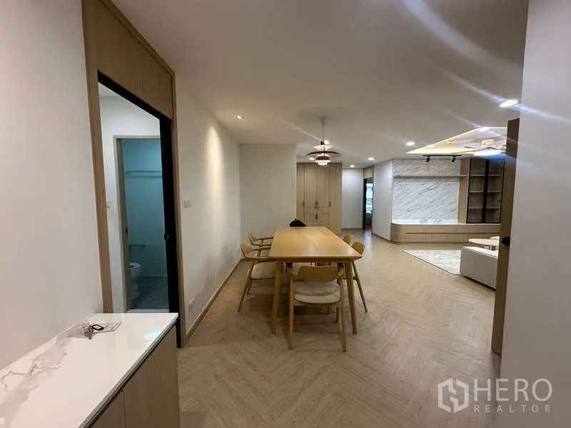คอนโด ให้เช่าในWatthana, Bangkok - โซนทานอาหารโต๊ะไม้หกที่นั่ง เชื่อมต่อสู่ห้องนั่งเล่นสว่าง