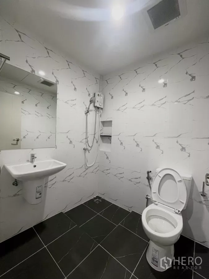 ทาวน์เฮาส์ ให้เช่าในSamut Prakan - ห้องน้ำกระเบื้องลายหินอ่อนสีขาว พร้อมฝักบัว อ่างล้างหน้า และโถสุขภัณฑ์