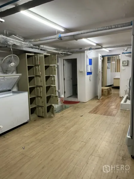 零售空间 出租在Sathon, Bangkok - 零售铺面后勤仓储区，带储物柜、卧式冰柜和外露管线天花。