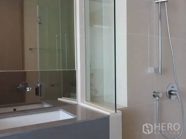 公寓 出租在Khlong Toei, Bangkok - 现代浴室，玻璃淋浴间、手持花洒与长台盆柜