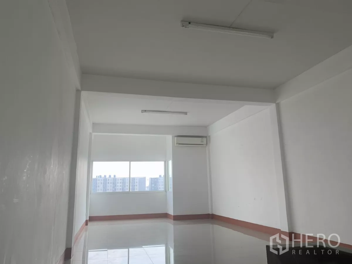 Home Office for rent in Lat Krabang, Bangkok - Spacious upper level with large windows, AC and ceiling strip lights.