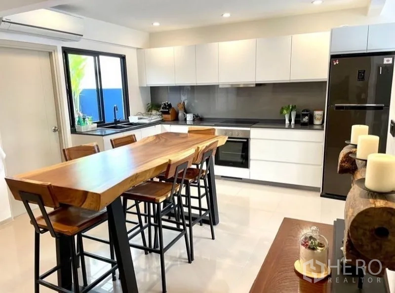 ทาวน์เฮาส์ ให้เช่าในSuan Luang, Bangkok - ครัวขาวสไตล์โมเดิร์น พร้อมไอส์แลนด์ไม้ยาวและเตาอบบิวท์อิน