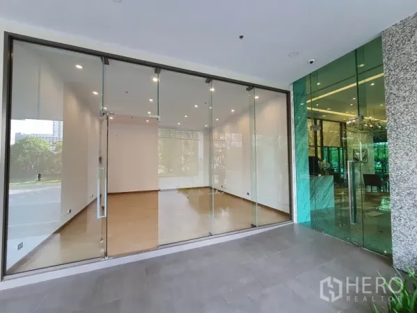 零售空间 出租在Watthana, Bangkok - 宽幅玻璃店面，邻近现代公寓大堂。
