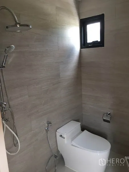 零售空间 出租在Huai Khwang, Bangkok - 现代卫浴，配淋浴、喷枪和小窗，浅色瓷砖饰面。