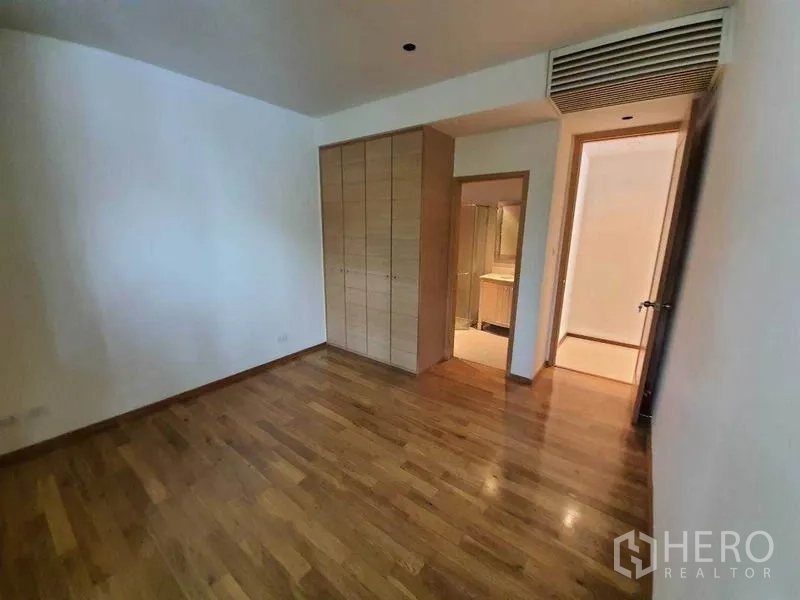 公寓 出租或出售在Sathon, Bangkok - 卧室带内置衣柜并连接套内卫浴。