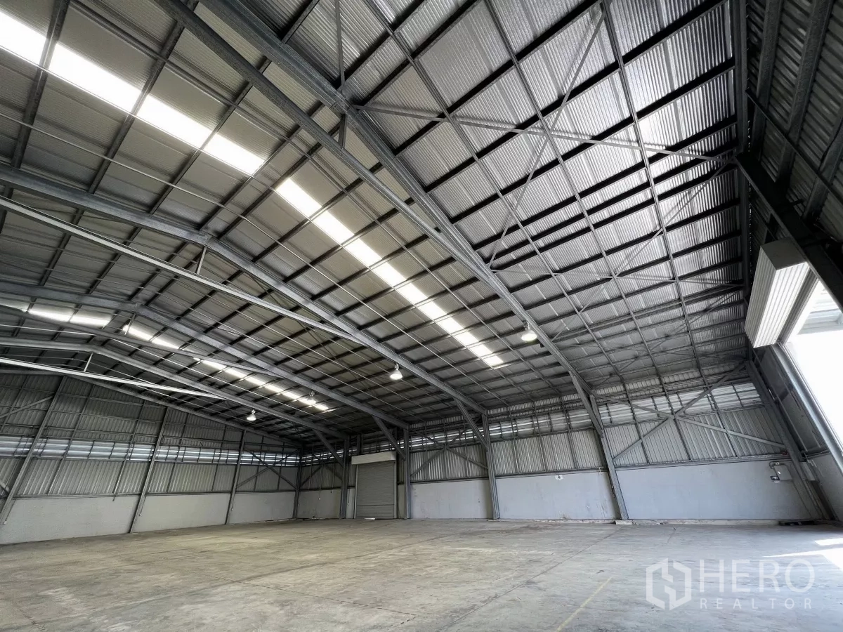 货栈 出租在Sai Mai, Bangkok - 金属屋顶细节，配采光带、通风帽与钢桁架结构。