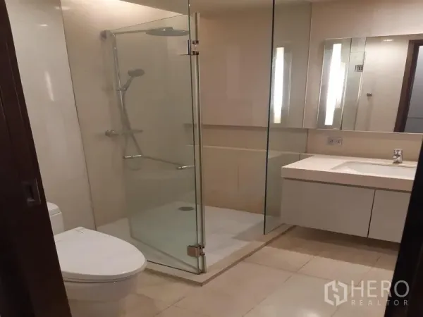 คอนโด ให้เช่าในWatthana, Bangkok - ห้องน้ำสไตล์โมเดิร์นพร้อมฉากกั้นอาบน้ำกระจกใส อ่างล้างหน้าและกระจกเงา โถสุขภัณฑ์โทนอบอุ่น