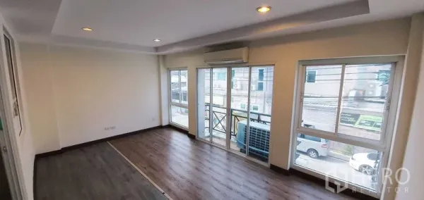 带办公室的家 出租在Prawet, Bangkok - 采光充足的客厅或办公区，木地板，空调，带阳台与多扇窗。