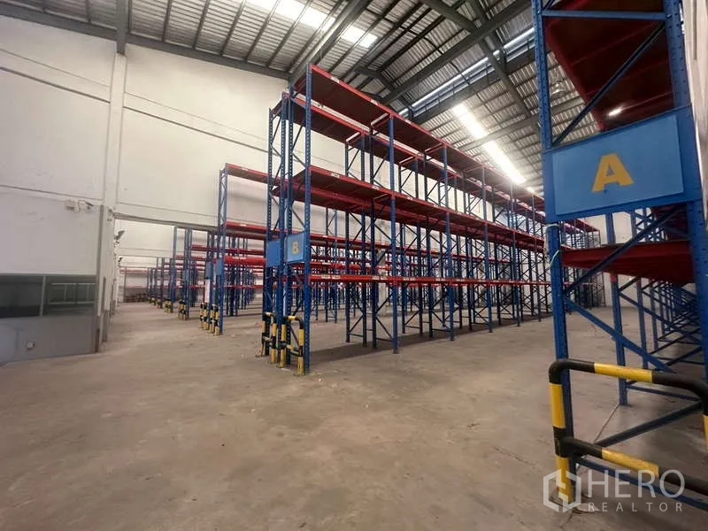 คลังสินค้า ให้เช่าในMueang Samut Prakan, Samut Prakan - ช่องทางระหว่างชั้นวางติดป้ายตัวอักษร ใต้หลังคาเหล็ก พร้อมใช้งานโลจิสติกส์