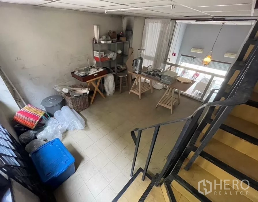 อาคารพาณิชย์ ให้เช่าในWatthana, Bangkok - พื้นที่ชั้นลอยเปิดโล่งพร้อมชั้นเก็บของ มองเห็นโถงเพดานสูงด้านล่าง